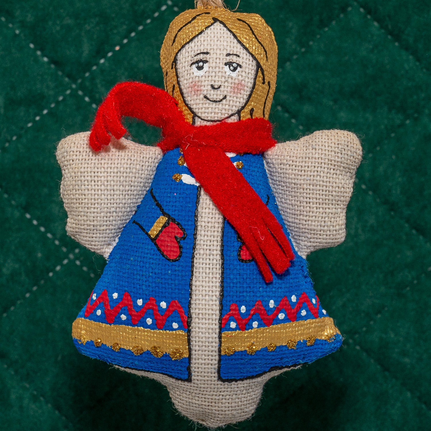 Engel m. rødt halstørklæde