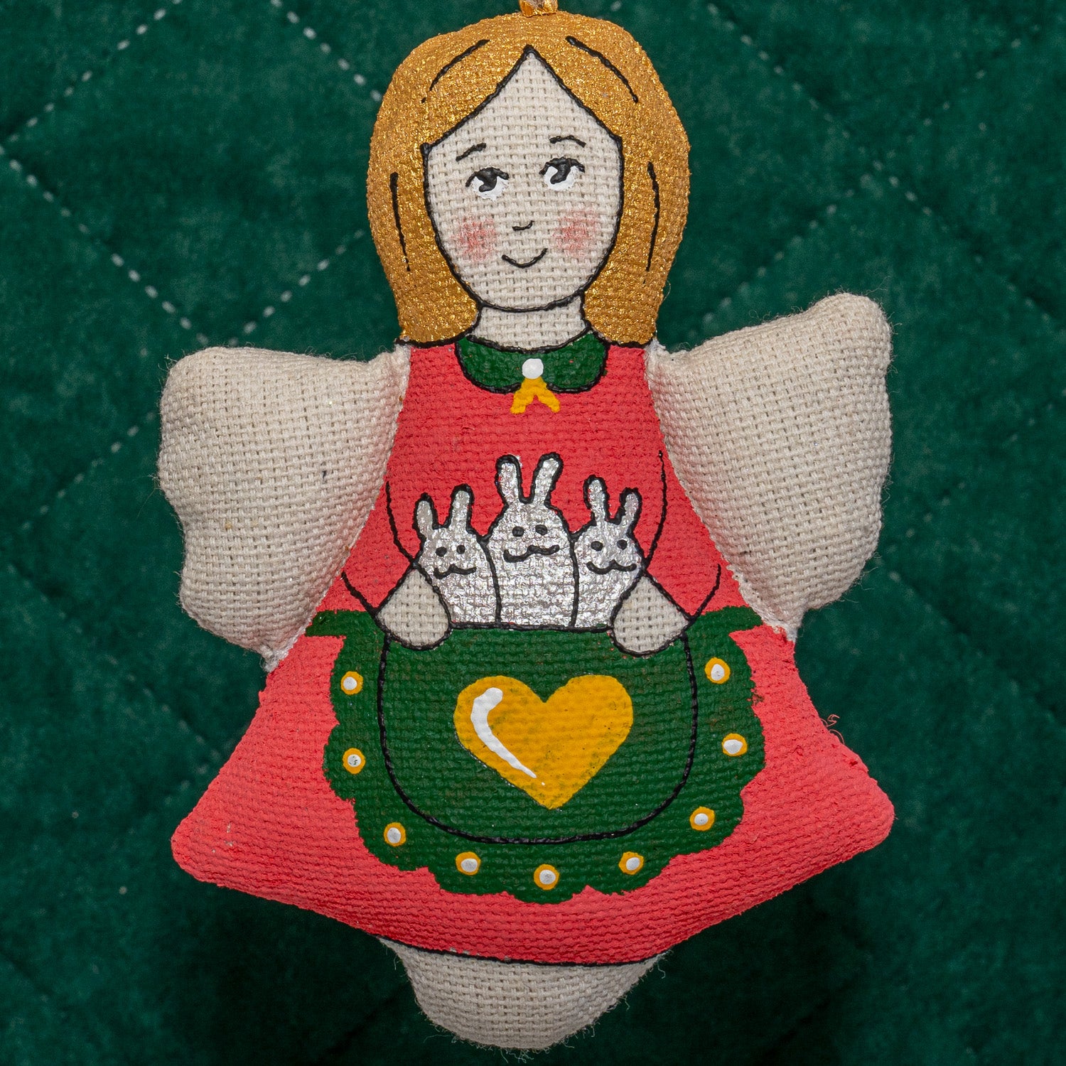 Engel m. harer i forklæde